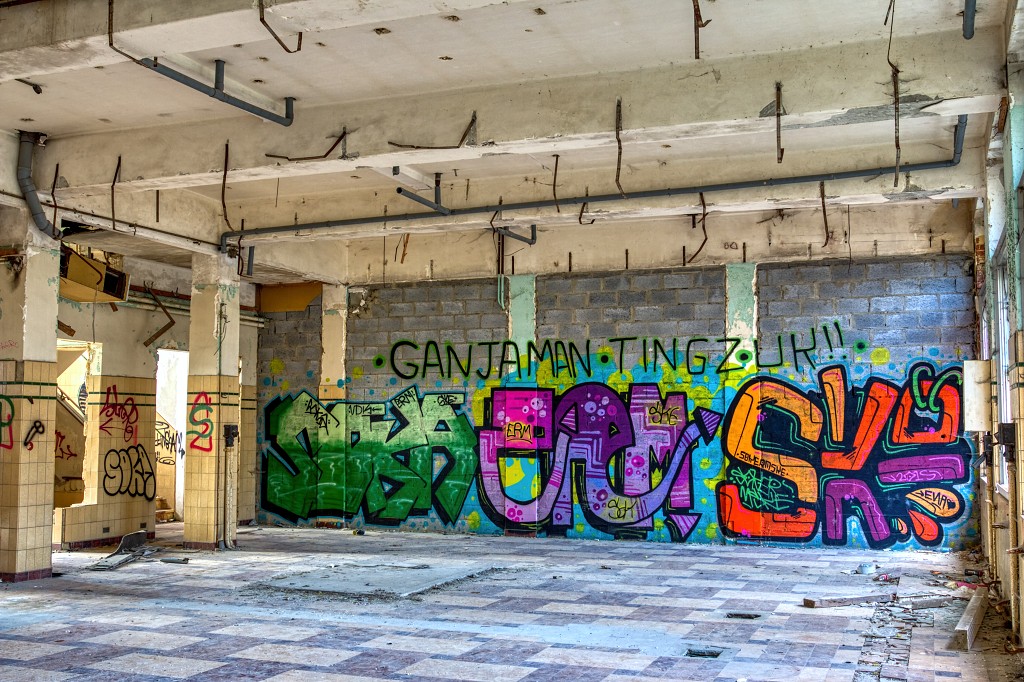 HDR urbex brandweerauto brandweerwagen fire truck camion de pompiers graffiti Sanatorium Dolhain basil decay verlaten kunst art